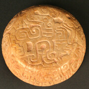 Plato

Materiales: Piedra

Horizonte Chavín. Período Formativo Tardío 900- 200 a.C.

Medidas: 25 mm de alto