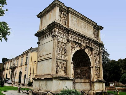 Realizzato in marmo, l'arco è alto circa 15 metri e largo 8, e presenta un'unica arcata decorata con rilievi che rappresentano scene delle imprese militari e delle opere civili di Traiano. Arco di Traiano, Benevento, Italia


