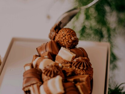 Outra opção é a produção artesanal ou o consumo moderado, priorizando qualidade em vez de quantidade. Também é possível incentivar o consumo de chocolates com certificações de sustentabilidade e comércio justo, que beneficiam produtores e tendem a preservar padrões mais elevados de qualidade, mas esta possibilidade se encaixa em um contexto mais amplo