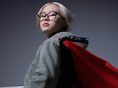 Explore como a popularidade dos anti-heróis e vilões na literatura e cinema reflete anseios e valores humanos, possibilitando identificação e reflexão sobre nossa própria humanidade