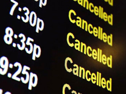 Vuelos cancelados en el panel de información