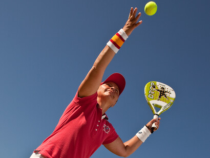 Un jugador de padel procede a sacar