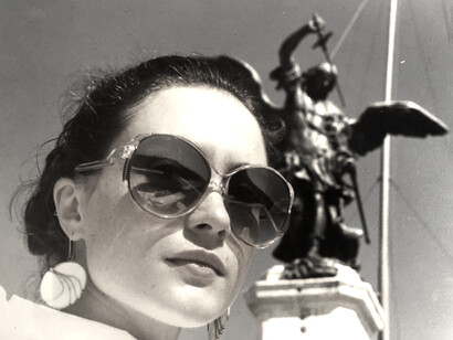 Agosto 1988, Eljana Popova appena arrivata a Roma da Sofia. In Bulgaria era già molto famosa per aver lavorato in teatro, cinema e televisione