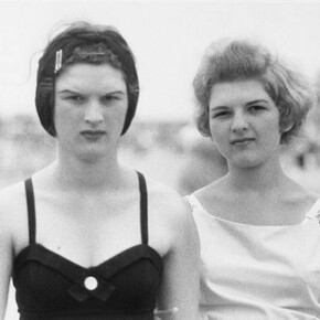 Diane Arbus, Two girls on the beach, Coney Island, N.Y. 1958 © The Estate of Diane Arbus
