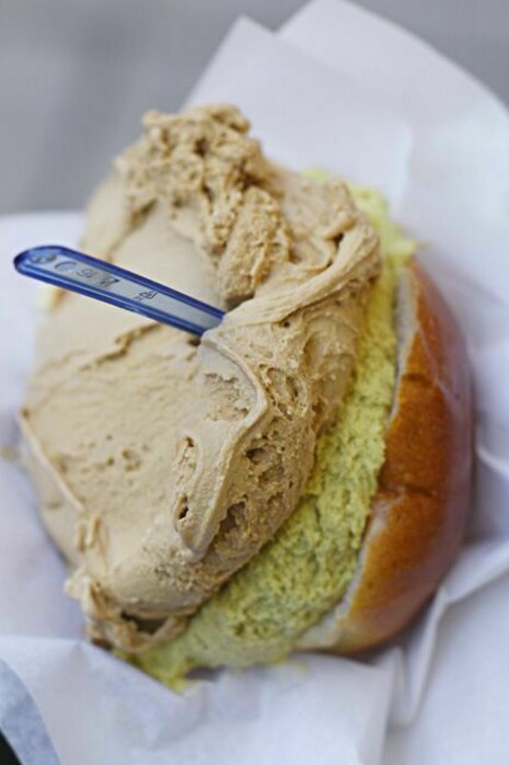 Brioche con gelato al pistacchio di Bronte
