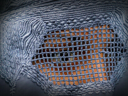 Burqa. Nella Sura non sono menzionati né il capo, né i capelli, né il tipo di velo da indossare, ed è scritto che le donne devono poter essere riconosciute per non essere molestate © Fayaz Aziz, archivio Reuters