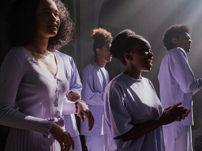 Grupo de pessoas canta à capela.  A música é considerada um instrumento de perceção e libertação. Ela é território cultural e denota que estamos todos em um mesmo barco. Composta por ritmo, harmonia e melodia, uma obra contagia cada um de forma distinta, individualizada e como magia, se transforma em muitas
