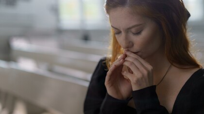 Religione e fondamentalismo. Ogni tipo di religione che proibisca ai propri componenti di avere rapporti sociali o addirittura di parlare, sposarsi e frequentare chi non fa parte dello stesso gruppo viene definita come setta. Abolendo il confronto culturale e disincentivando il pensiero del singolo individuo si unifica e rafforza il sentimento di appartenenza, ampliando così il divario tra i seguaci e il mondo esterno