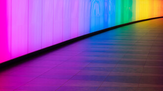 Los colores en la tinta al escribir: amarillo: simboliza la alegría, la euforia, el optimismo e incluso el hedonismo. Azul: cercanía y calidez; equilibrio psicológico, temperamental y emocional. Rosa: para sorpresa de nadie, el color rosa en la grafología simboliza infantilismo, carácter femenino y pasivo, falta de responsabilidad y búsqueda de atención.Verde: poco habitual. Si alguien lo usa, busca destacar y llamar la atención, Túnel de luz de King's Cross, Londres, Inglaterra    