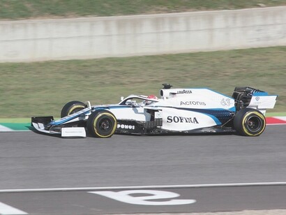 George Russell, con la sua intelligenza tattica e una guida pulita, ha dimostrato di essere un pilota capace di competere ai massimi livelli, guadagnandosi un posto nel team Mercedes accanto ai migliori del mondo