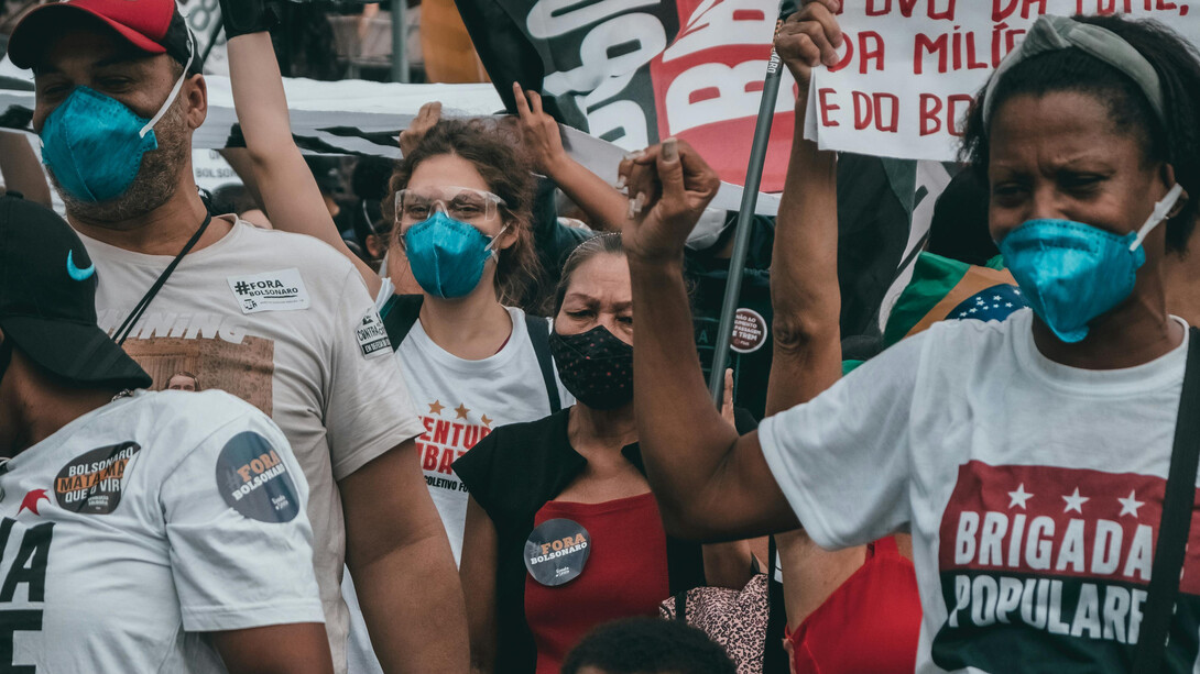 Descubra como Lula venceu uma das eleições mais disputadas do Brasil e entenda as condições políticas e socioeconômicas que diferenciam seu governo atual dos anos de 2006 a 2010, explorando os desafios enfrentados pelo país e as mudanças necessárias para o futuro