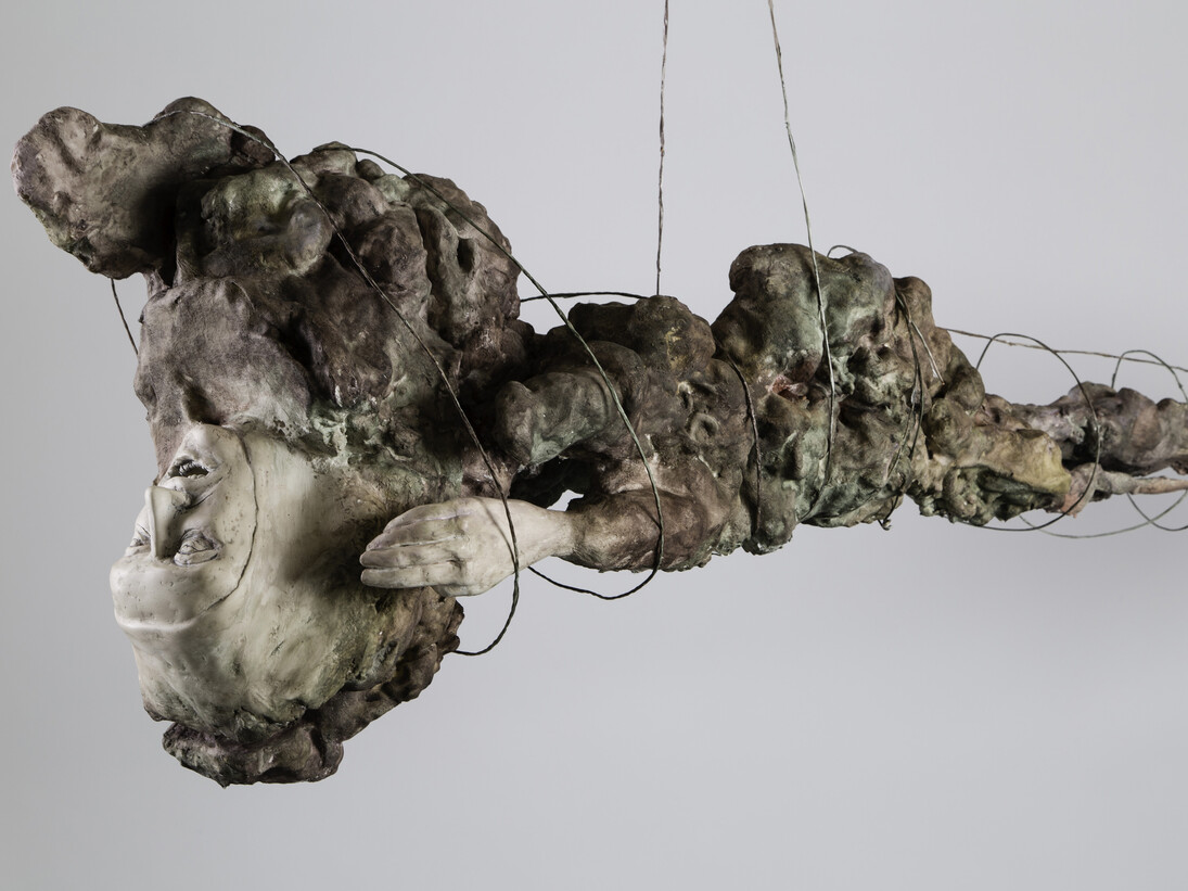 Enrico David, Gradazioni di un Lento Rilascio,
2015,
legno, rame, gesmonite, carta, pigmenti,
298 x 44 x 50 cm,
© Enrico David,
Ph. Richard Ivey,
Courtesy Michael Werner Gallery, New York and London / Collezione Maramotti, Reggio Emilia
