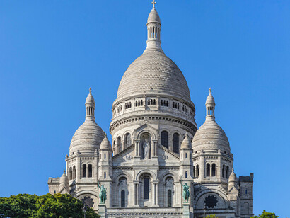 La Basílica del Sagrado Corazón (Sacré Coeur), es uno de los lugares sagrados más importantes de París. Se encuentra situada en lo alto de Montmartre, una colina de 130 metros de altura desde donde se contemplan unas vistas magníficas de París.
La basílica, obra de Paul Abadie, comenzó a construirse en 1875 y se completó en 1914. Fue consagrada como basílica a los cinco años de su construcción, el 16 de octubre de 1919.  Paris, Francia