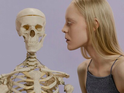 Em meio a esse mar de futilidade, quem sabe conversar vira exceção. O simples ato de manter uma conversa decente passou a ser diferencial. Quem consegue escrever algo além de “oi linda” já sai na frente. Quem usa ponto final é visto como culto. Quem faz uma pergunta interessante é considerado raro