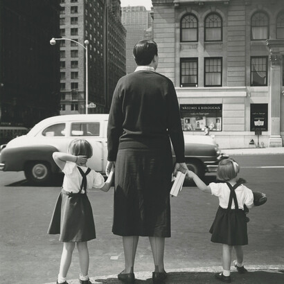Vivian Maier, Untitled, 1954, New York 40x50 cm (16x20 inch.) Framed: 53,2x63,4 cm ©Estate of Vivian Maier, Courtesy of Maloof Collection and Howard Greenberg Gallery, NY