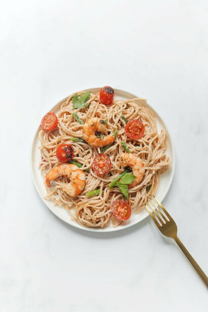 Piatto di pasta con dei gamberi. Se c’è qualcosa che tutto il mondo ci invidia è il nostro cibo, la celeberrima dieta mediterranea