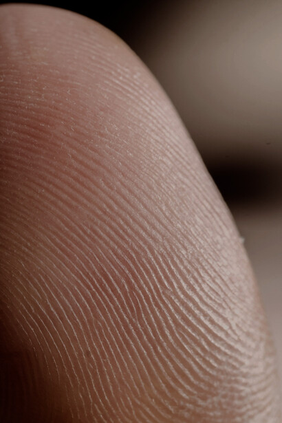 A virtualidade não substitui a presença física; reuniões virtuais podem distorcer a percepção real das pessoas, tornando o encontro presencial uma experiência única