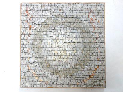 Mosaïque de Christian Sicault. Elle prend en compte la pierre, le marbre, la matière, et l’astronomie car il faut étudier le soleil afin de savoir comment disposer les pièces pour qu’elles resplendissent le plus possible