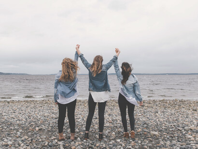 Tres mujeres frente al mar