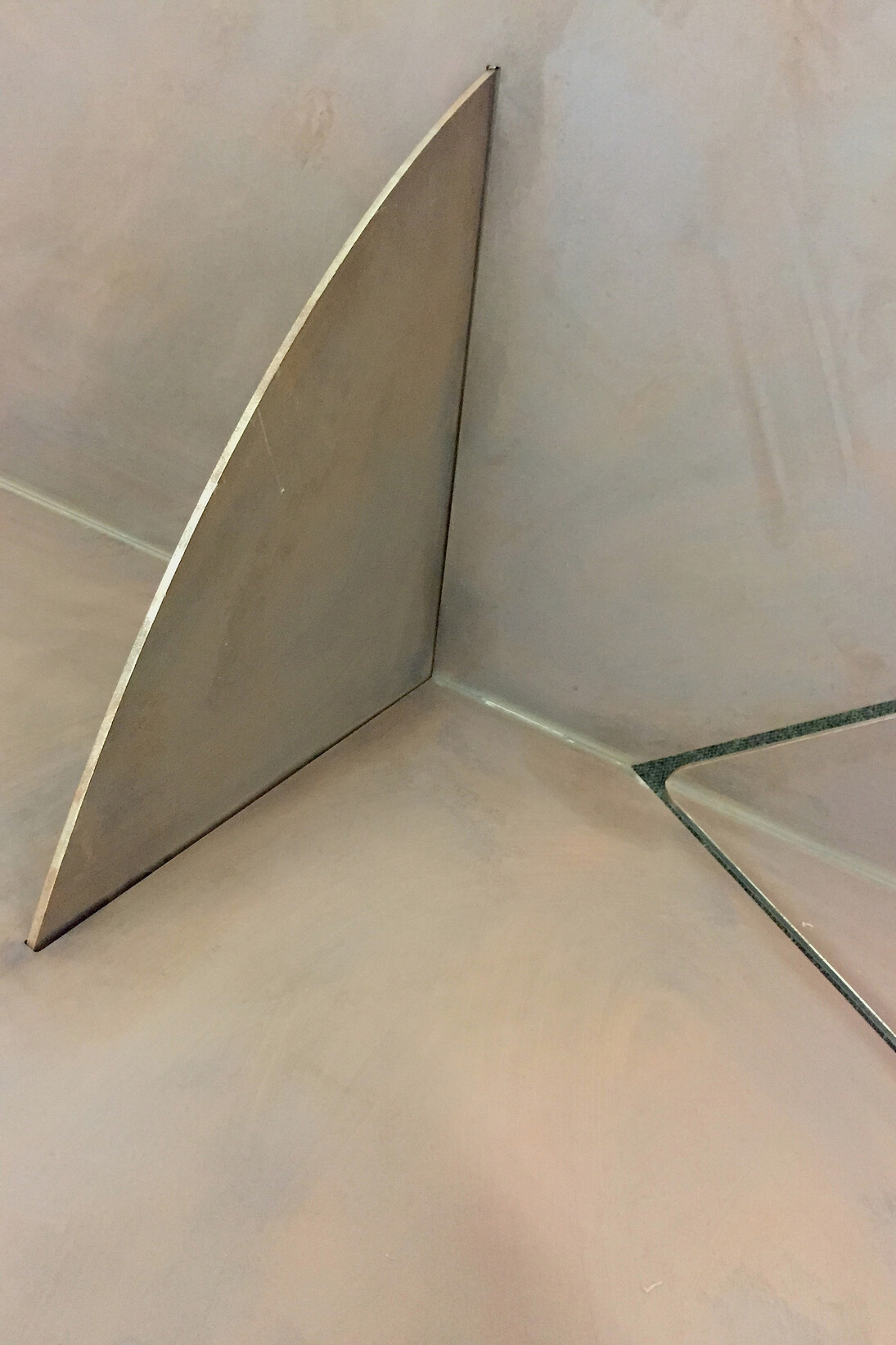 Dobras, 2015, Steel, 90 x 210 x 210 cm, photo: Christiana Carvalho
