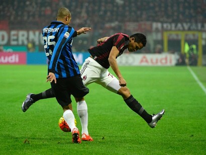 Contrasto di gioco tra Miranda e Bacca