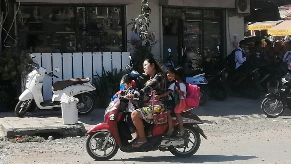 Koh Kong, mamma con bambini in scooter