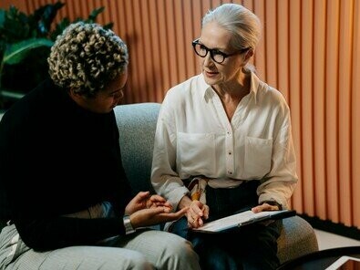 A gestão de riscos deve ser reorientada para identificar e mitigar o risco de inautenticidade cultural. Isso exige que os líderes e gestores de Compliance se aprofundem nas narrativas históricas que explicam as dinâmicas de poder e exclusão, transformando esse conhecimento em insights acionáveis para a construção de políticas internas