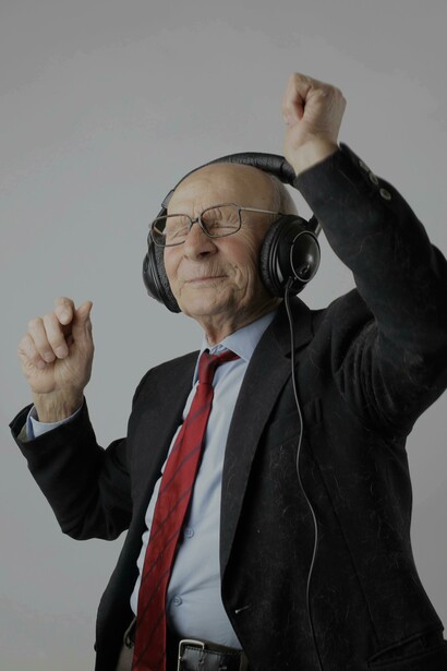 Idoso dança enquanto ouve música
