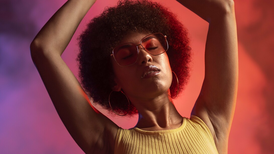 O período do tráfico transatlântico de pessoas, com a vinda dos povos negros escravizados da África para o Brasil, foi um período muito horrendo da nossa história e que ecoa até hoje na nossa vida. Mas essa população, que foi retirada à força de suas origens, contribuiu muito para a formação cultural brasileira de um modo geral. Na música não seria diferente