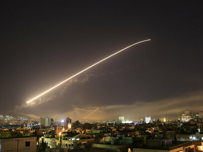 Las defensas antiaéreas de Damasco ante los bombardeos de la pasada noche