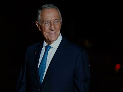 Marcelo Rebelo de Sousa, atual presidente de Portugal, é conhecido pela sua abordagem acessível e carismática, estabelecendo uma forte ligação com os cidadãos