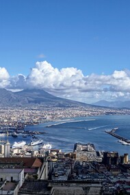 Veduta di Napoli. A Napoli, dove esistono luoghi che accolgono i turisti e allo stesso tempo mostrano una bellezza senza veli ma sempre in modo nuovo e sorprendentemente gratuito
