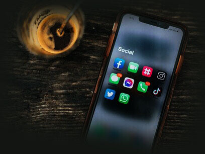 Social network. Il fatto di possedere uno smartphone o di pagare un fornitore di connessione internet ci distrae dalla consapevolezza di essere naturalmente in grado di recepire ed emettere informazioni