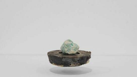 Nina Canell, Unanswered Elemental Thoughts, 2010, chewing-gum, electromagnetic device, shelf, Collection Museum Moderner Kunst (MUMOK), Vienna