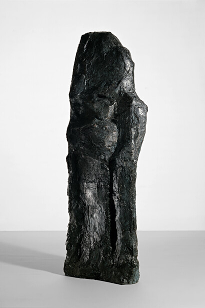 Per Kirkeby (* 1938), "Stehender Kopf", 1986, Bronze, 205 x 45 x 70 cm, Courtesy: Daniel Blau Munich/London
