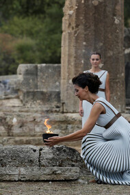 L'accensione della fiaccola dà il via alle Olimpiadi invernali