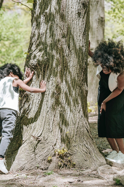 Mãe e filha brincam de pega-pega em um parque