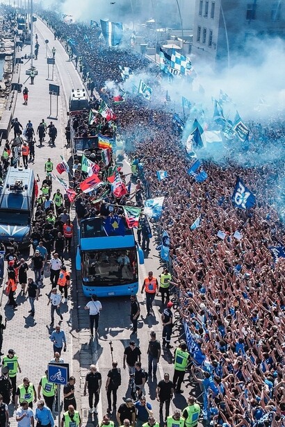 La guida tecnica di Conte ha saputo mantenere e aggiornare l’identità tattica, valorizzando ancora una volta i talenti della squadra