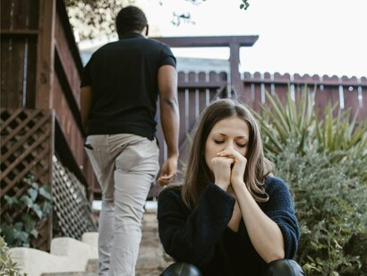 Talvez o outro seja tão esmagador em nossas vidas que não haja saída, ficamos ali derrotados nos amargurando com aquilo que poderia não ter acontecido ou de que forma eu poderia ter dado uma saída honrosa. E se isso for uma verdade, não há nada a fazer