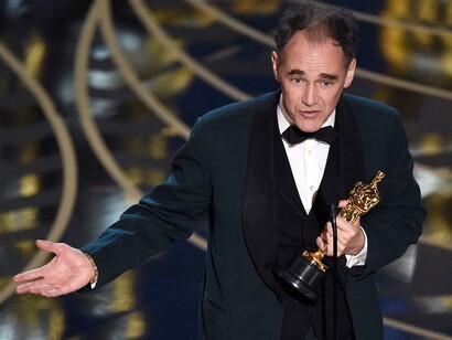 Mark Rylance con su Oscar como mejor actor de reparto