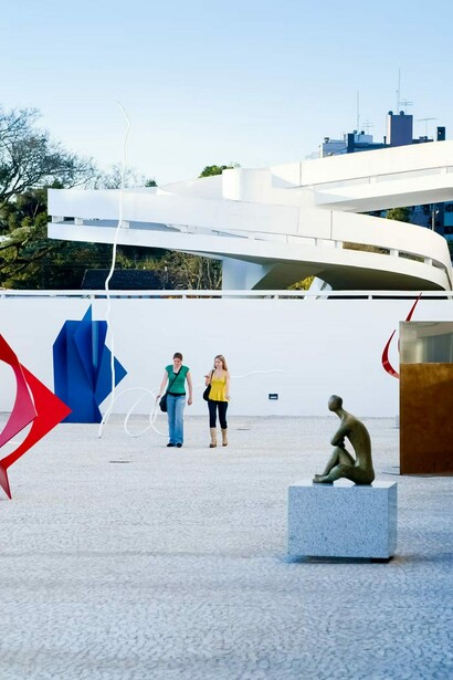 Patio de esculturas, vista de exhibición. Cortesía del Museu Oscar Niemeyer