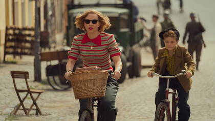 Scarlett Johansson y Roman Griffin Davisen protagonizan Jojo Rabbit (2019)