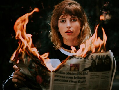 Fake news. Hoje, gigantes da tecnologia como Meta, Google e X (antigo Twitter) operam com uma influência que ultrapassa a de muitos governos, mas sem a mesma responsabilidade. O resultado é um terreno fértil para o populismo e a polarização, enquanto a utopia democrática, que deveria promover o debate livre e responsável, é sequestrada pela lógica do engajamento e da doutrinação política a qualquer custo