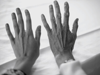 Dos manos familiares separados por el tiempo