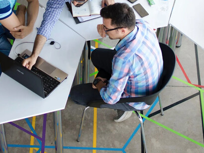 Rete di contatti: persone sedute ad un tavolo a parlare 