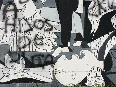 Dettaglio del murale nella parete dell'IES Sanxenxo, a Baltar, Portonovo, Spagna, che rappresenta un'interpretazione del "Guernica" di Picasso