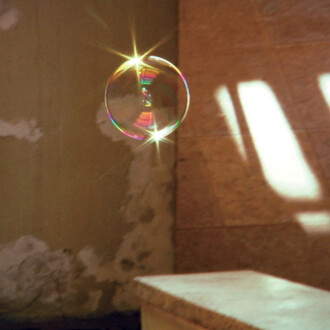 Rivane Neuenschwander e Cao Guimaraes, The Tenant, 2010, Projeção digital de alta definição, 10' 34'', Cortesia da artista, Galeria Fortes Vilaça