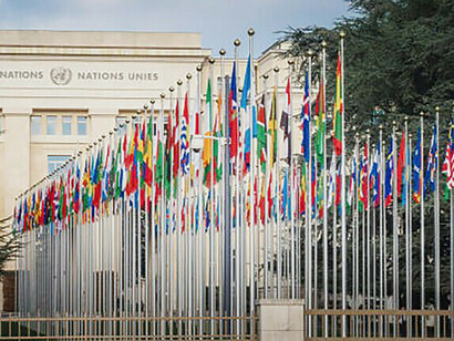 No Palácio das Nações, as bandeiras nacionais adornam orgulhosamente o Escritório das Nações Unidas em Genebra, Suíça