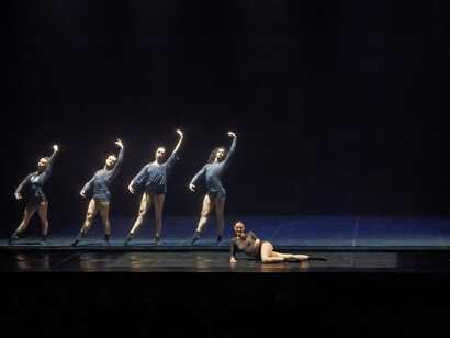 I danzatori del Nuovo Balletto di Toscana in “Bayadère” di Michele Di Stefano. “Pensato per  talenti giovanissimi- spiega il coreografo- questo nuovo Regno delle Ombre appartiene ai tempi eccezionali che stiamo vivendo”© Gianni Foraboschi