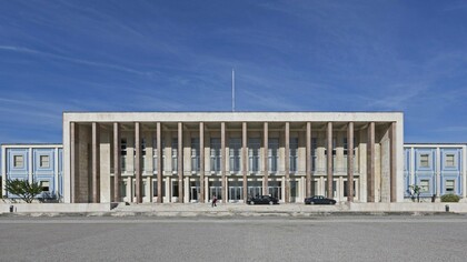 A fachada monumental da Faculdade de Letras de Lisboa ergue-se como templo moderno da cultura e da memória ocidental. Entre colunas, painéis e simetrias, a arquitectura converte-se em linguagem simbólica do conhecimento